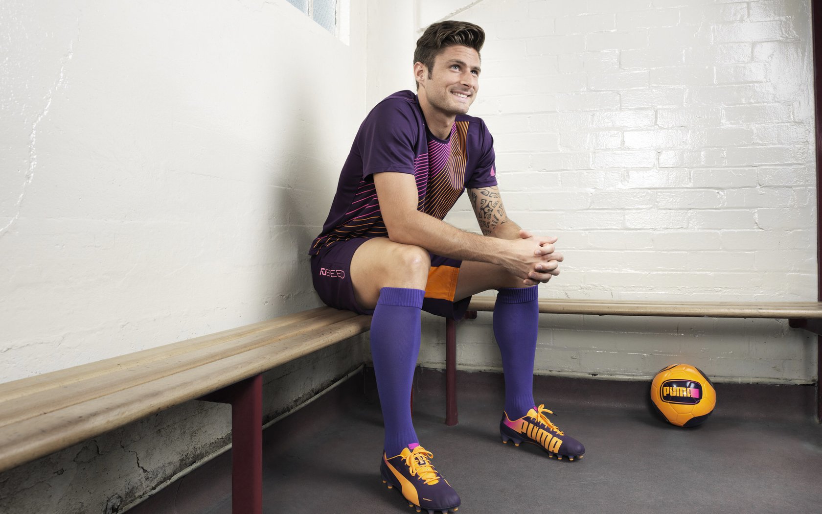 中国队技术动作精准获教练点赞,中国技巧队