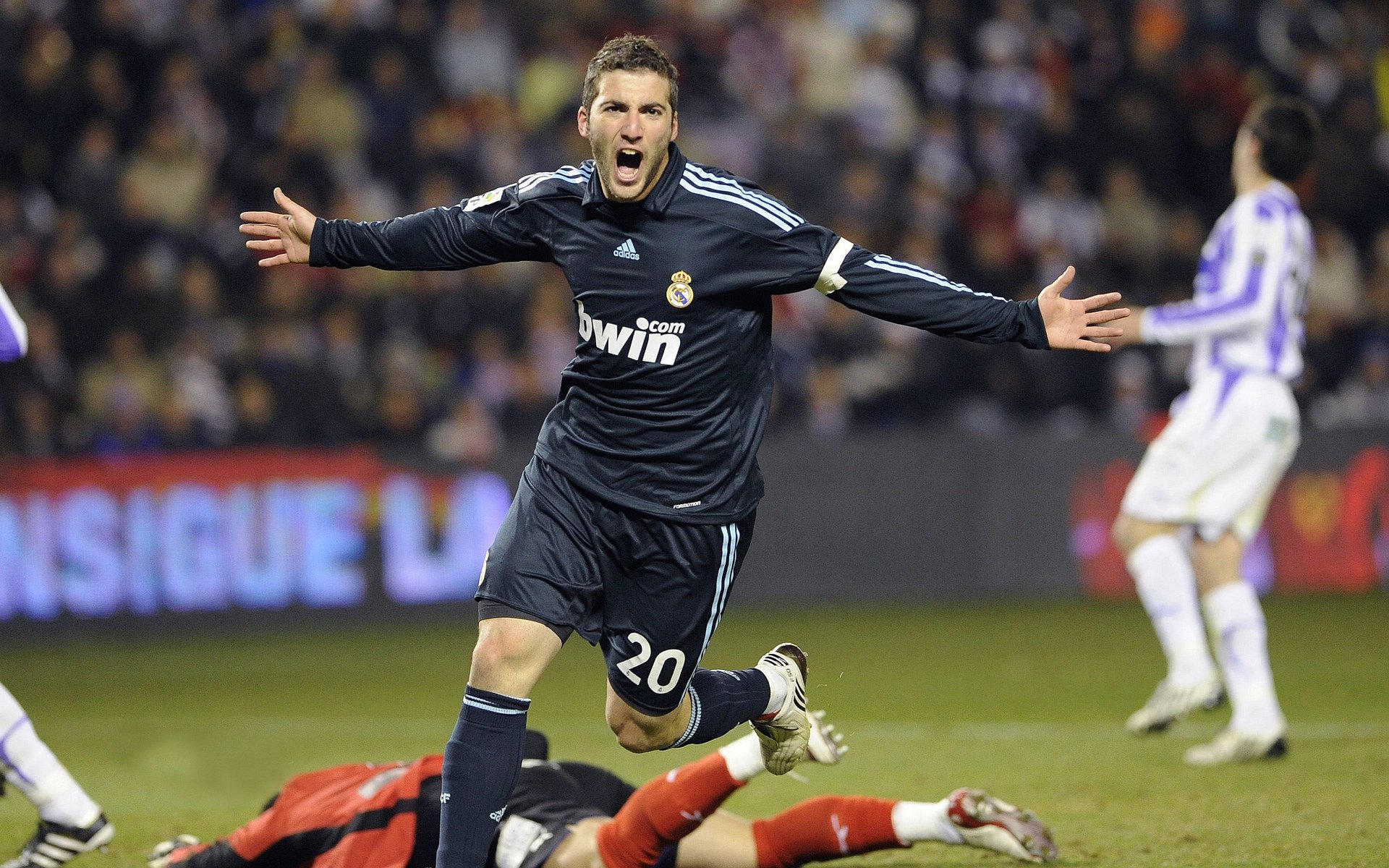 以足球为主题的数字艺术展在多个城市举办，彰显科技魅力，足球艺术品